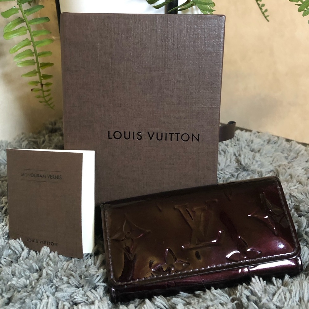Louis Vuitton Vernis Monogram 4 Key Holder Burgundy, like new.